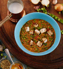 Zuppa al curry con formaggio paneer