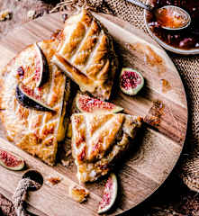 Camembert feuilleté et compotée de figues