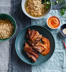 Noodles y panceta de cerdo con salsa de chile y sésamo en cocción lenta