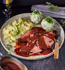 Rehkeule mit Wirsing und Laugenknödeln