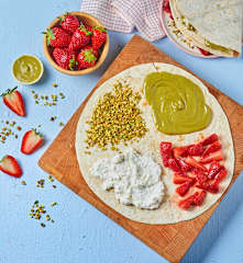 Tortilla hack dolce con fragole caramellate, crema di ricotta e pistacchi