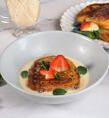 Torrijas de  leche condensada con fresa y crema inglesa