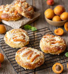 Drożdżówki z serem, morelami i kruszonką