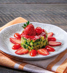 Tartare di zucchine con fragole e pomodori