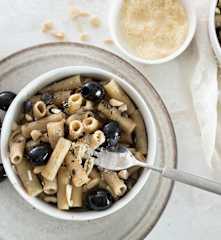 Pasta risottata con pesto de aceituna y almendra