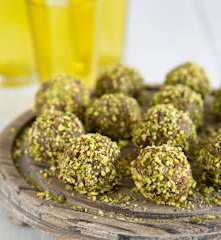 Date and pistachio truffles (bethith)