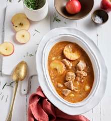Kalbsgulasch mit Kartoffeln und Äpfeln