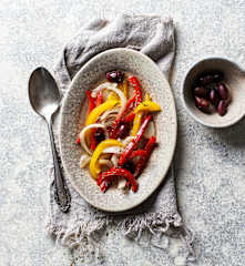 Ensalada de pimientos y aceitunas al vacío