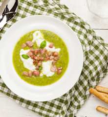 Gazpacho di zucchine con stracciatella e guanciale