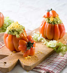 Tomates rellenos con guacamole de huevo duro y atún