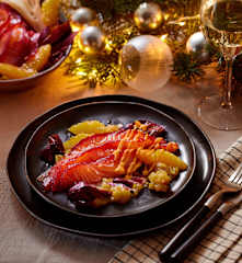 Rot gebeizter Lachs mit geschmortem Wintersalat und Orangen-Chutney