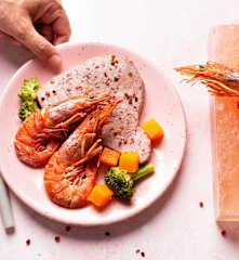 Atún en pimienta rosa y gambones con salsa de frutos rojos