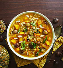 Minestra di zucca, castagne e fagioli