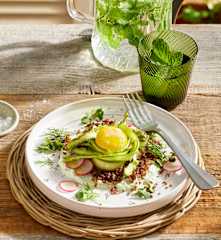 Spargelsalat mit Pumpernickel-Erde und wachsweichem Eigelb