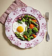 Uova occhio di bue con contorno di verdure