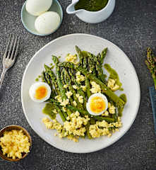 Asparagi a vapore in salsa verde