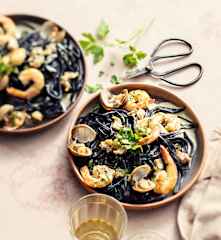 Pâtes à l'encre de seiche, aux crevettes et coques