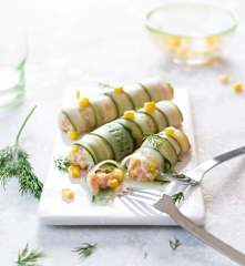 Rollitos de pepino rellenos de tartar de salmón con maíz dulce