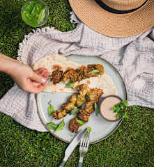 Grillowane kebaby z kurczaka z sosem tahini i podpłomykami