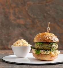 Burgery z łososia w domowej bułce z sałatką Colesław