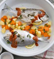 Τσιπούρες με πατάτες και σάλτσα ντομάτας