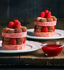 Mini charlotte al pepe rosa, con crema al cioccolato, lamponi e karkadé