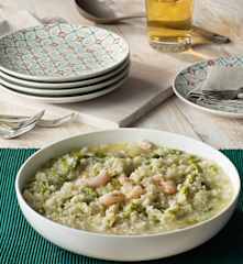 Risotto de hinojo, apio, habas y gambas