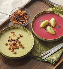 Kartoffel-Wirsing Suppe mit geröstetem Speck und Brotwürfel & Rote Rüben Suppe mit Wasabi-Nockerl