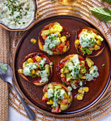 Gegrillte Süßkartoffelscheiben mit Topping (vegan)