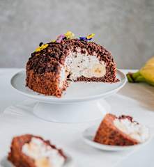 Čokoládový dort se šlehačkovým krémem a banány (bez lepku)