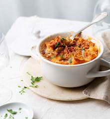 Sopa gratinada de cebola com chouriço