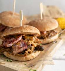 Hamburguesa de carne a la parrilla con salsa BBQ California