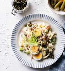 Ensalada de patata con verduras encurtidas y huevo