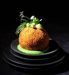 Croqueta de patata con espinacas y beicon