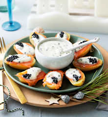 Patatitas con mayonesa de caviar y salmón ahumado