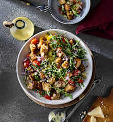 Italienischer Brotsalat mit Cherry-Tomaten und roten Zwiebeln