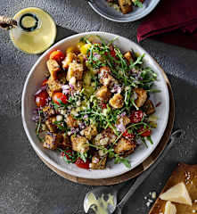 Kızarmış Ekmek ve Domatesli İtalyan Salatası