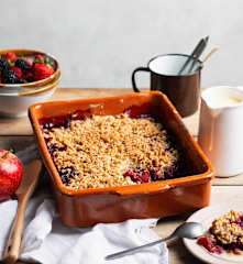 Owoce pod kruszonką z kremem angielskim
