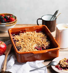 Crumble de fruta de verão com creme inglês