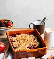 夏日水果和黄油酥脆配英式奶油酱