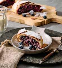 Heidelbeer-Strudel mit Vanillesauce