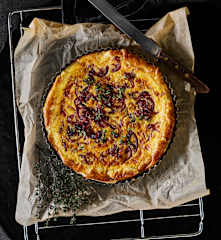 Rote Zwiebeltarte mit Schafskäse