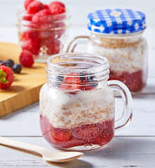 Overnight Oats dengan Beri-Berian
