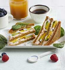 Tramezzino di segale con avocado e uova