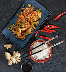 Kuřecí se zeleninou, rýží, medovou teriyaki omáčkou a brokolicí v páře