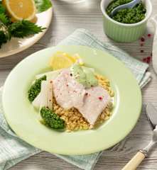 Saibling mit Zitronensauce, Frühlingspesto und Weizen
