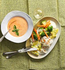 Menü: Leichte Paprikacremesuppe, Hendlrouladen mit Gemüse und Petersilerdäpfeln