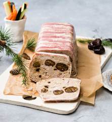 Terrina de conejo con ciruelas y ajo negro