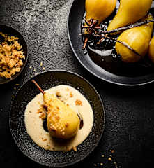 Pochierte Birnen mit Vanillesauce und Streuseln
