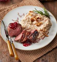 Rehmedaillons mit Walnussrisotto